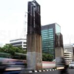 Kendaraan melintas di dekat tiang monorel di Jalan HR Rasuna Said, Kuningan, Jakarta. Foto: Jakarta.suara.com